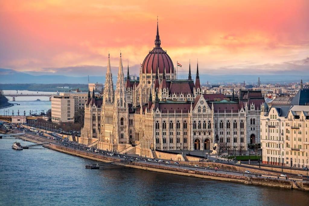 Luxury Apartment In The City Center With Parking ブダペスト エクステリア 写真